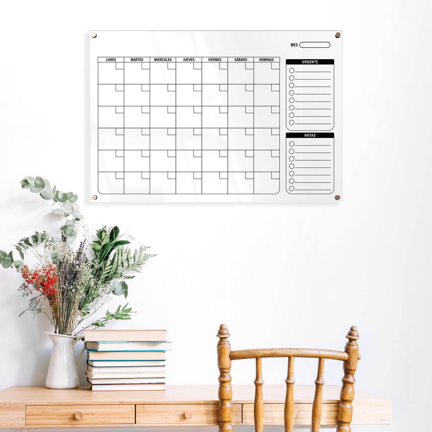 Planificador mensual de acrílico transparente con soportes de aluminio, diseño moderno y elegante. Ideal para organizar tareas, metas y actividades. Incluye marcador borrable. Envío gratis en compras en línea